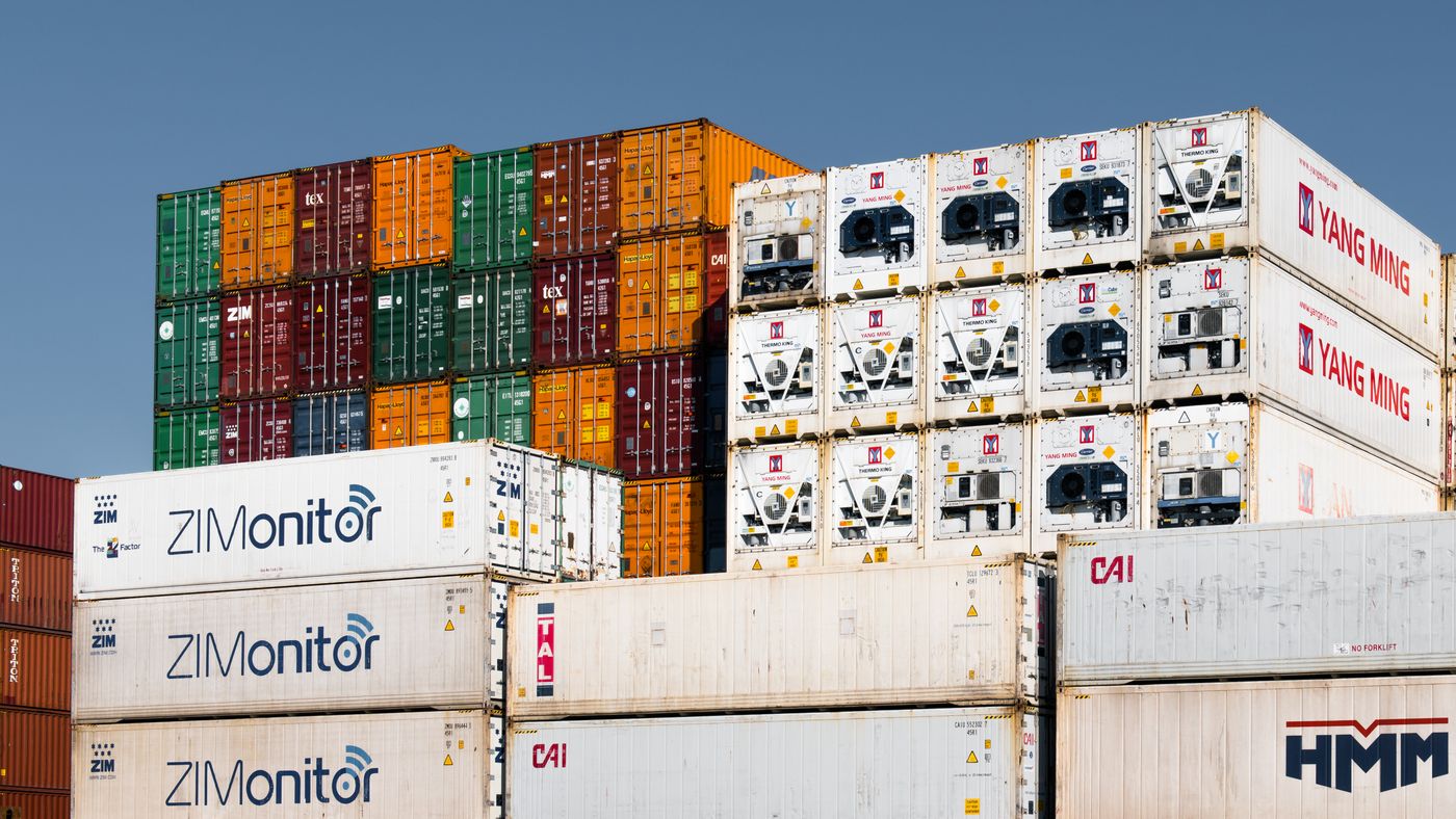 Contêineres de transporte coloridos empilhados no porto de Hamburgo, Alemanha, exibindo a logística do comércio global. - King Squishy