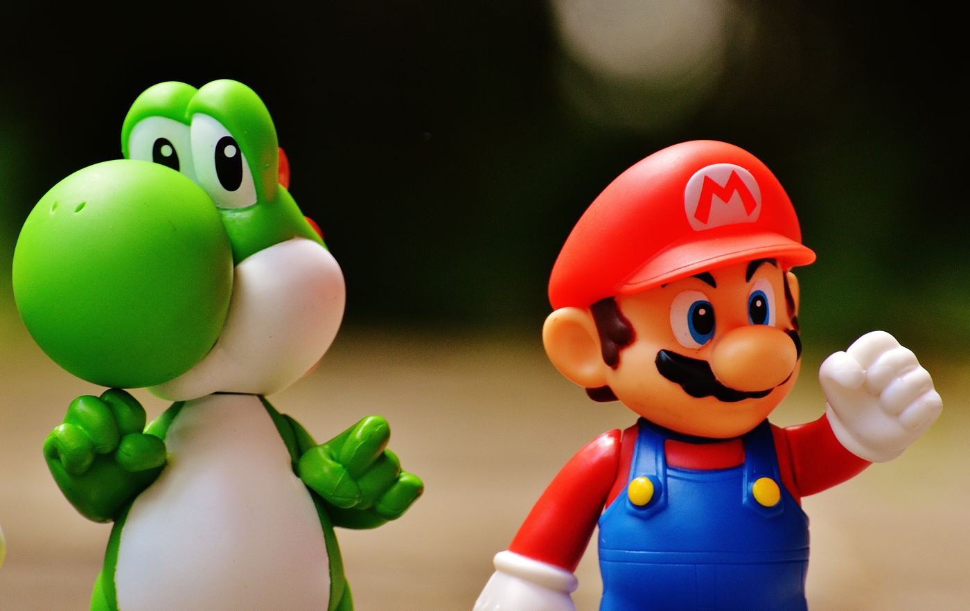 Detaillierte Nahaufnahme von Mario- und Yoshi-Figuren aus einer beliebten Videospiel-Franchise. - King Squishy