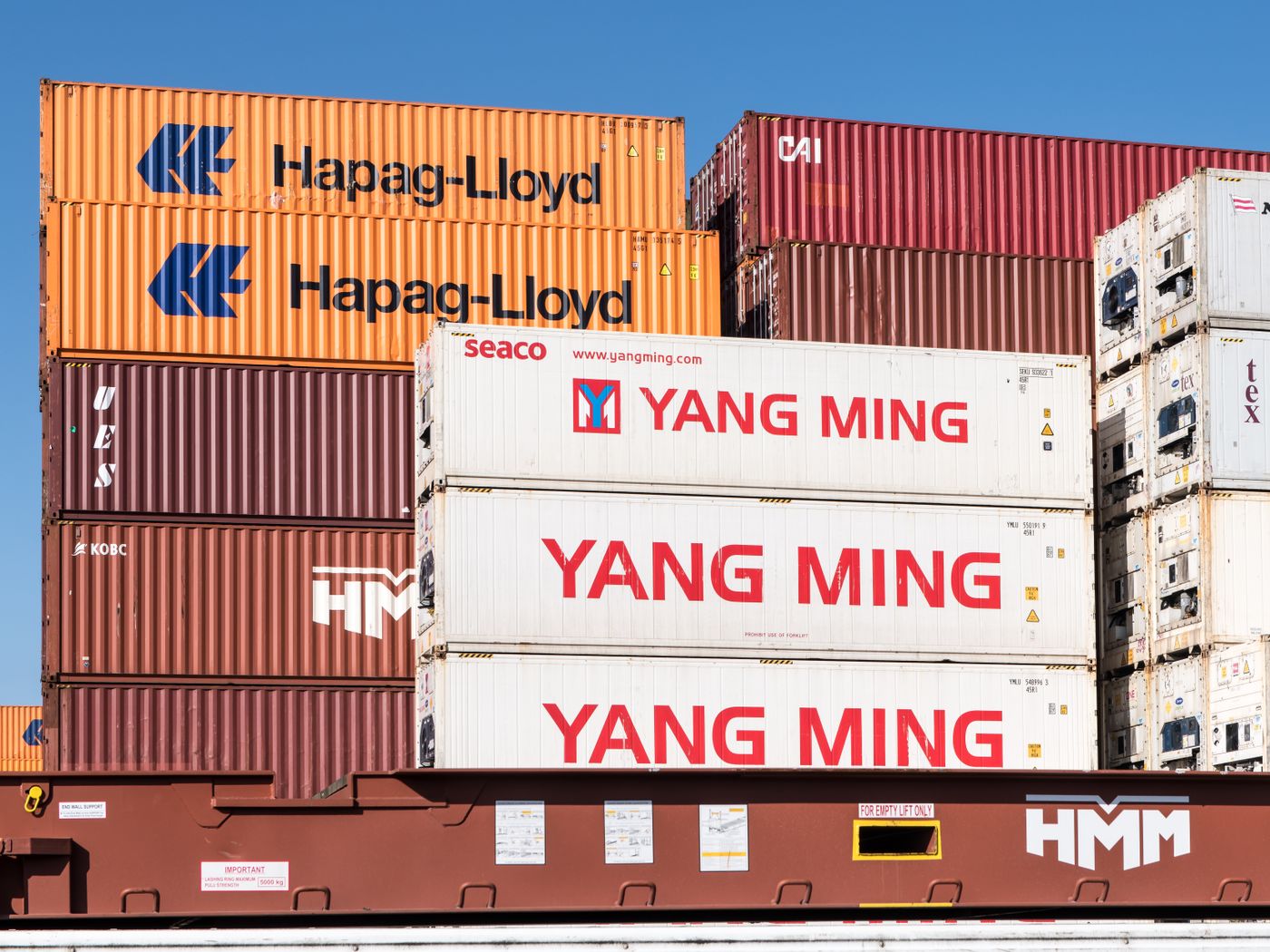Bunte gestapelte Frachtcontainer im Hamburger Hafen, die den globalen Handel hervorheben.