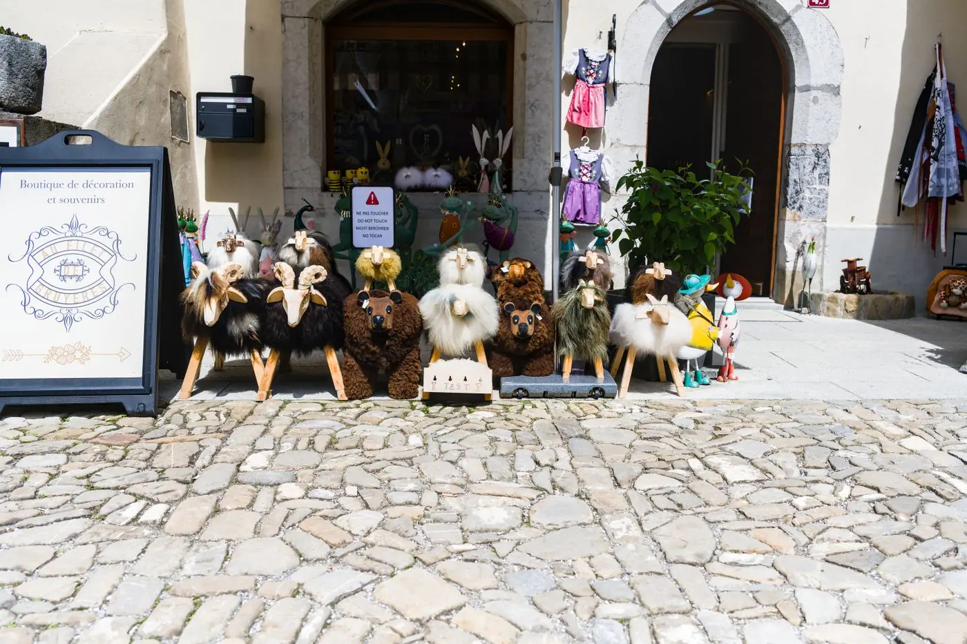 Urokliwa wystawa sklepowa z pluszowymi zabawkami przy wejściu do sklepu z pamiątkami w Gruyères. - King Squishy