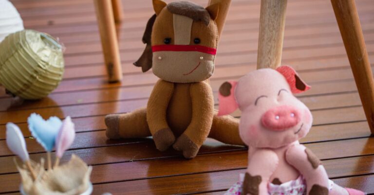 Adorables peluches cheval et cochon sur un sol en bois, évoquant des souvenirs d'enfance ludiques. - King Squi - King Squishy