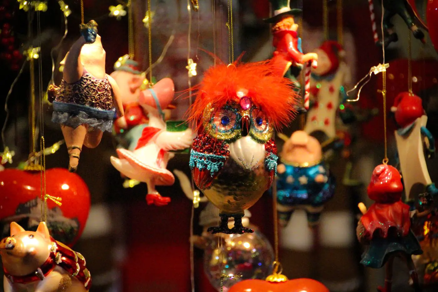 Une présentation éclatante de décorations de Noël colorées suspendues, ornées de figures fantaisistes et de breloques. - King Squishy