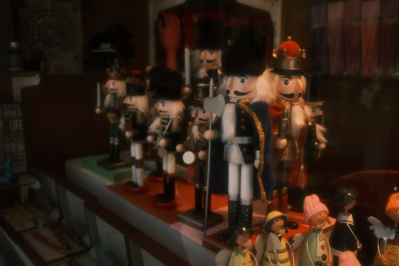 Une collection de figurines de casse-noisettes présentée en vitrine, évoquant l'ambiance des fêtes. - King Squishy