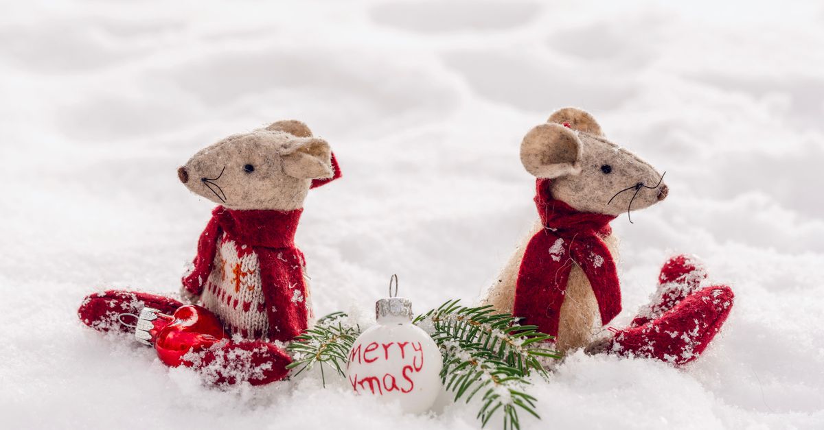 Adorables ratones de fieltro con decoración navideña en un entorno nevado, perfectos para temas festivos. - King Squishy