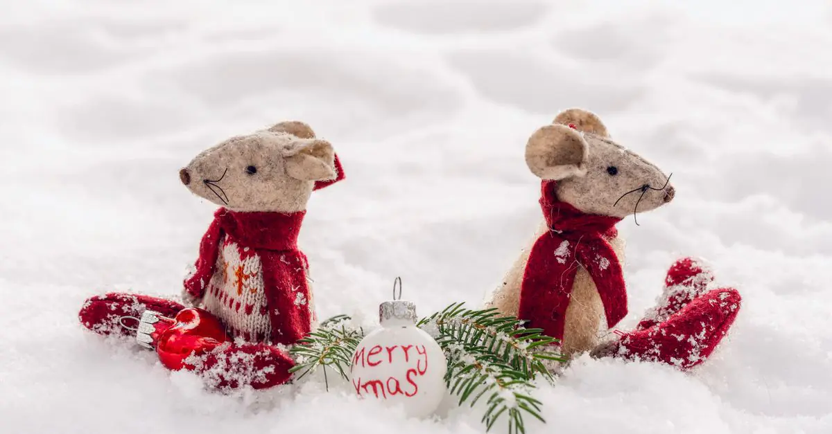 Adorabili topolini in feltro con decorazioni natalizie in un contesto innevato, perfetti per temi natalizi. - King Squishy