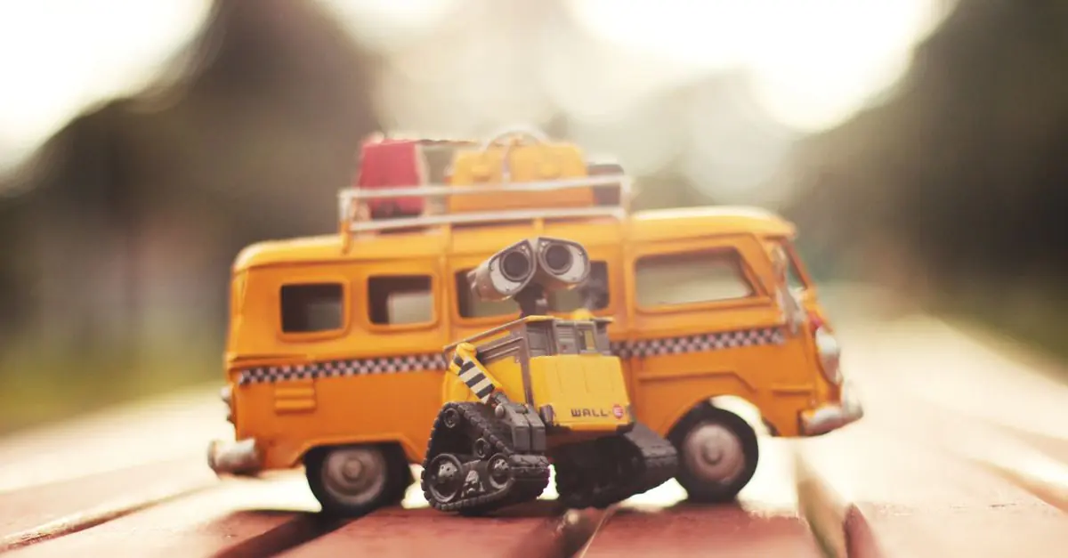 Affascinante robot in miniatura con un giocattolo furgone giallo in un ambiente esterno sfocato in pieno giorno, che cattura il tema del divertimento e del tempo libero. - King Squishy