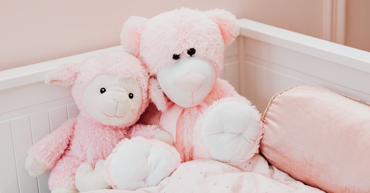 Niedliche rosa Plüschtiere auf einem Bett in einem Kinderzimmer, die Geborgenheit und Unschuld ausstrahlen. - King Squishy