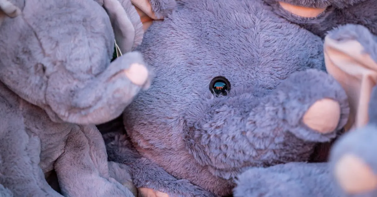 Close-up menawan dari boneka gajah plush yang menampilkan tekstur lembut dan warna-warna cerah. - King Squishy