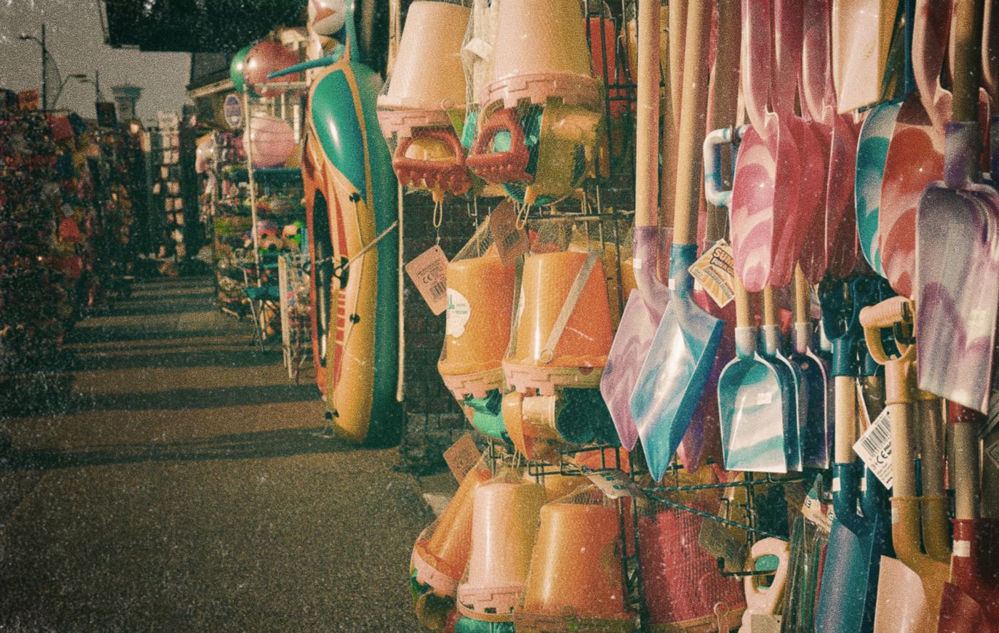 Assortiment coloré de jouets de plage à Great Yarmouth, parfait pour les plaisirs d'été. - King Squishy