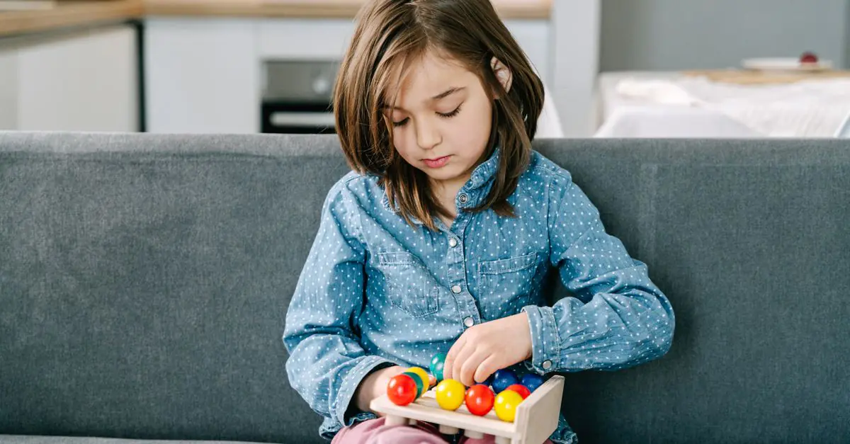 Set di giocattoli colorati per il sollievo dallo stress, tra squishy e fidget, organizzati per un programma di supporto ai veterani. - King Squishy