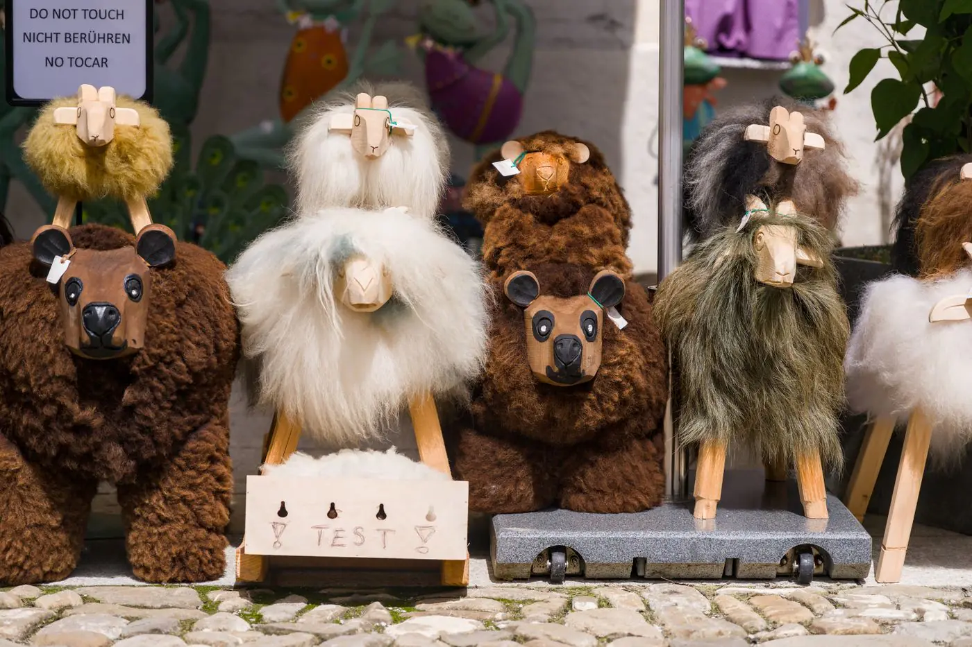 晴れの日、グリュイエールで展示されているユーモラスな木製動物玩具 - King Squishy