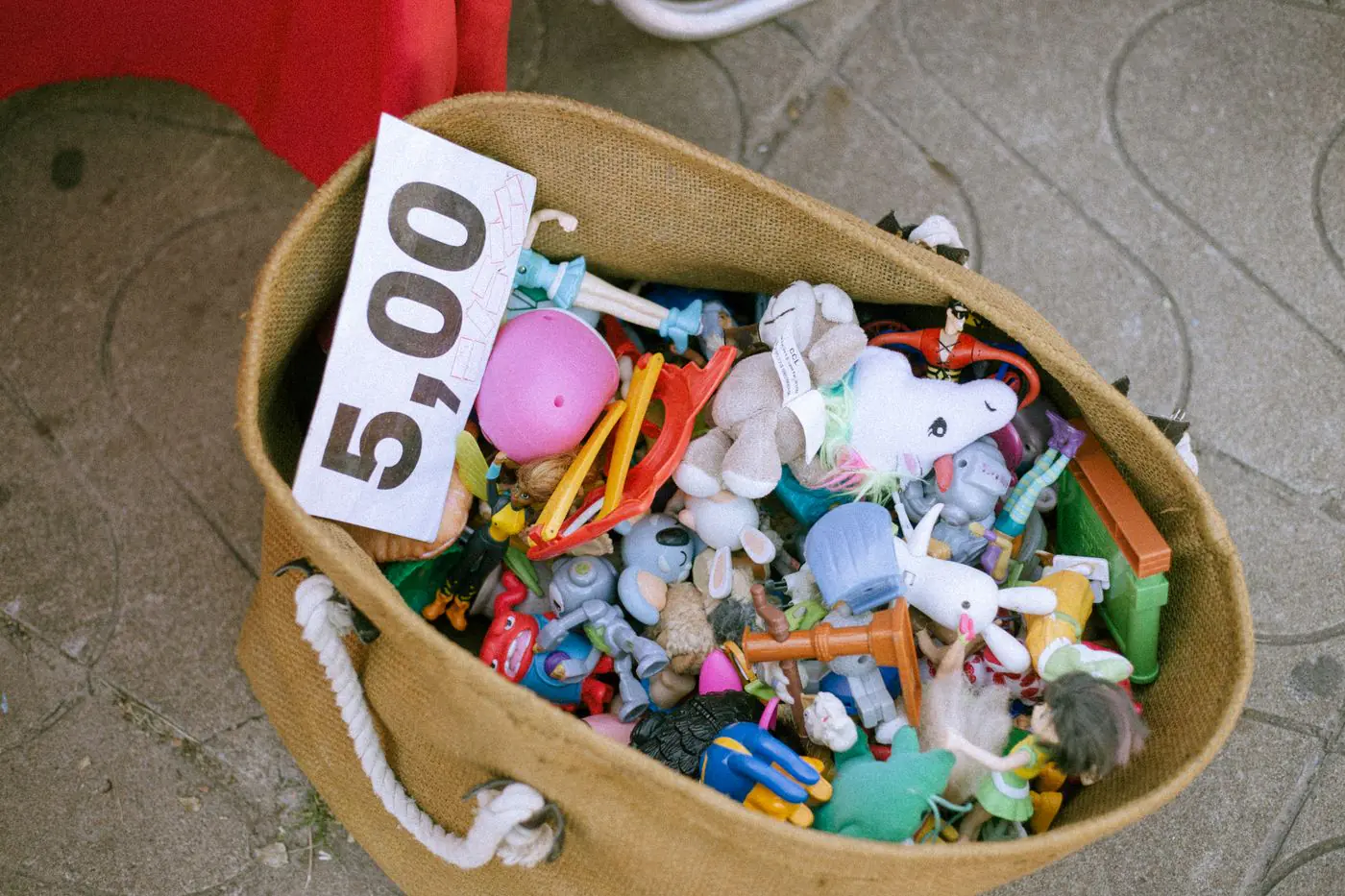市場で展示されている、5.00ユーロの各種玩具が入った袋 - King Squishy