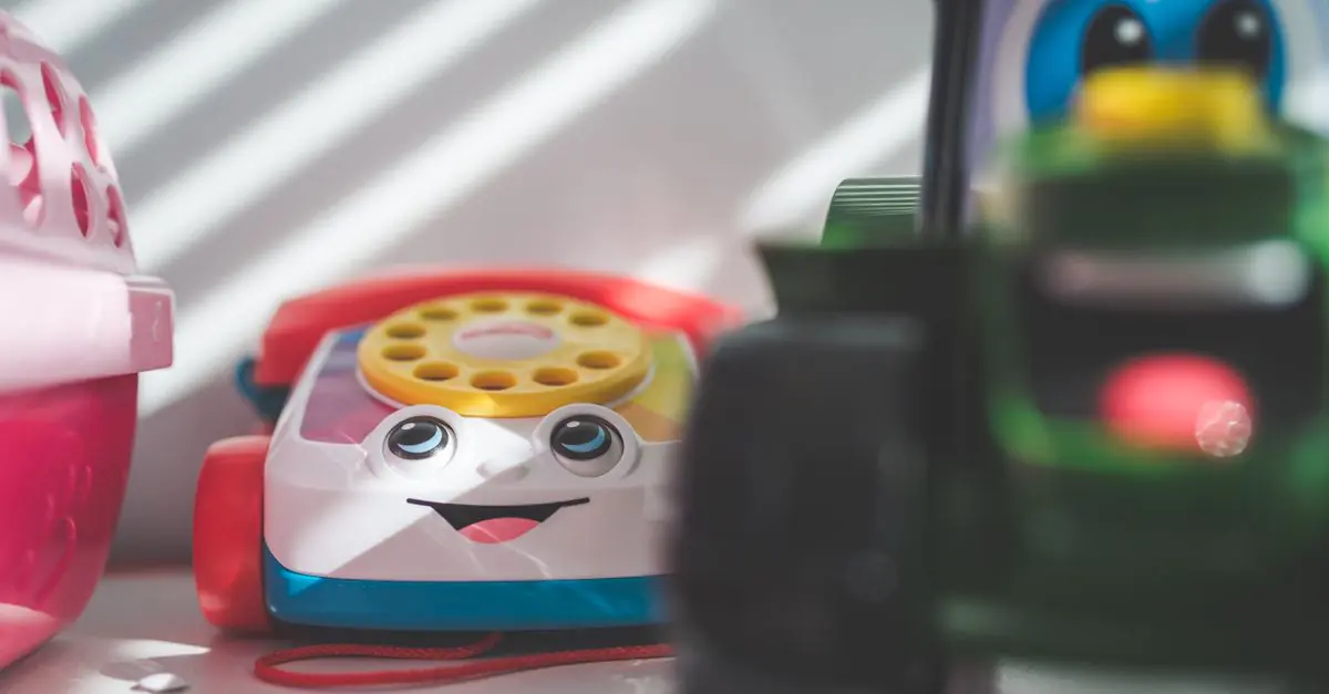 Primo piano vibrante di un telefono giocattolo di plastica con messa a fuoco selettiva in una giornata soleggiata. - King Squishy