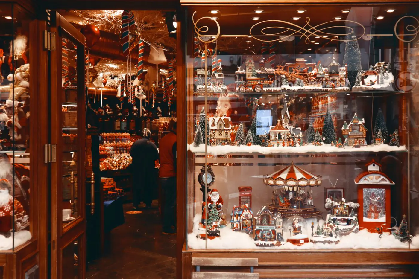 Vetrina natalizia di una boutique con statuine e decorazioni di Natale. - King Squishy