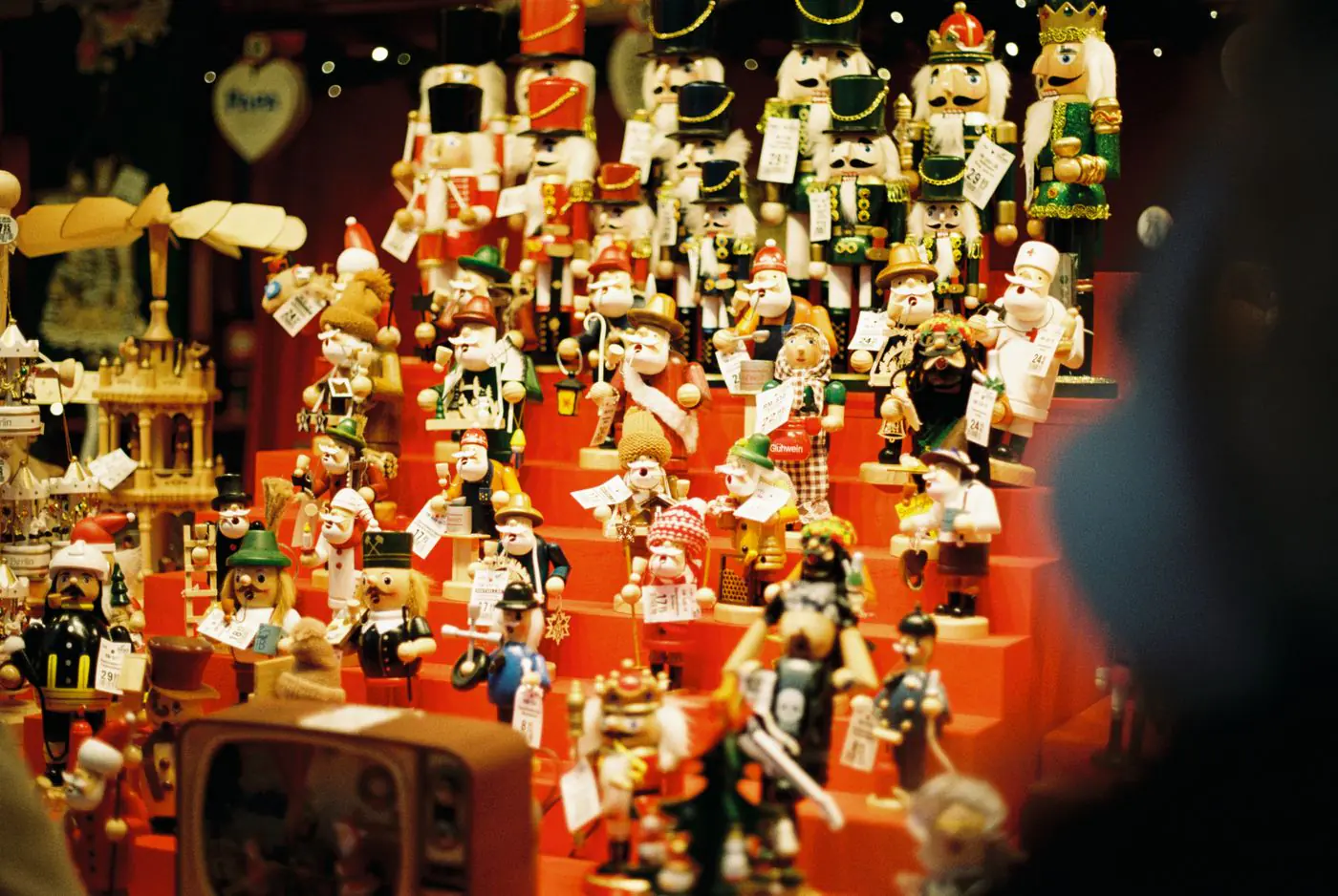 Vivace assortimento di statuine di schiaccianoci tradizionali su un banco di mercatino di Natale a Berlino. - King Squishy